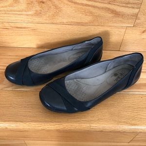 SUPER COMFY FLATS! GOOD ON THE FEET AND CUTE!